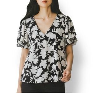 4/$20 Vince Camuto Black & White Floral Flutter Sleeve Blouse – Size M